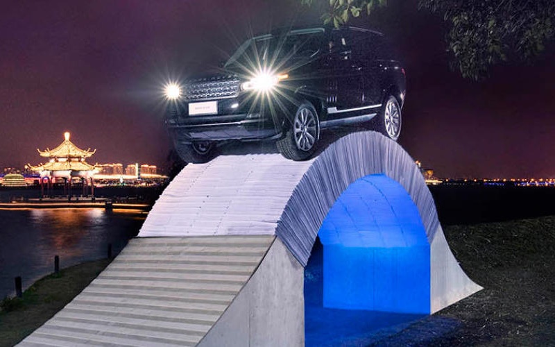 Range Rover rijdt over papieren brug